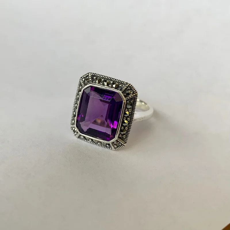 Custom Wedding Band for AnniversaryQueen Solitaire Amethyst Ring